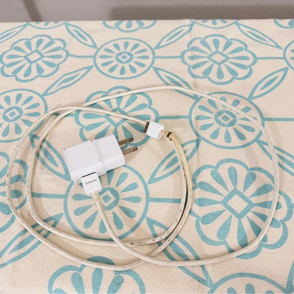 Unlocked Samsung Galaxy S5 flagship phone and charger and spare battery!